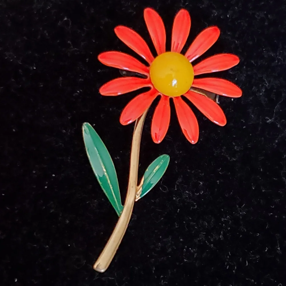 Vintage flower brooch coral, green, goldtone and yellow